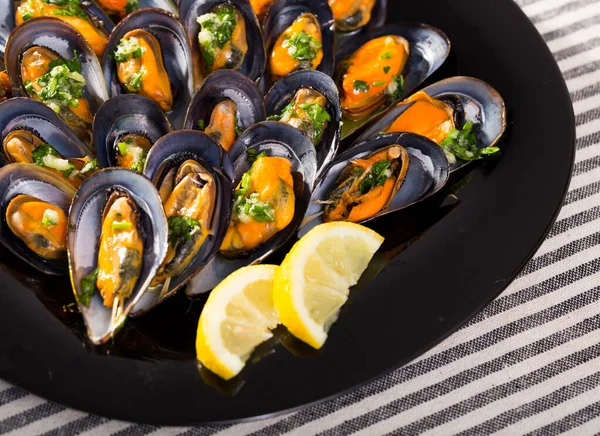 Photography of plate with mussels under lemon sauce — Stock Photo, Image