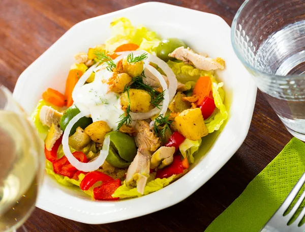 Salade au poulet, aubergines, légumes verts — Photo
