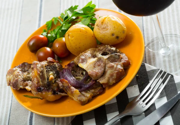 Baked lamb leg chops with potatoes, tomatoes, greens — Stock Photo, Image