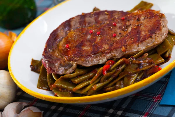 Beef steak with braised vegetables — Stock Photo, Image