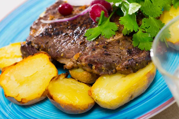 Beredd biff med stekt potatis och grönsaker serveras — Stockfoto