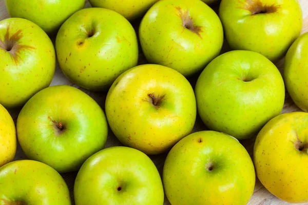 Manzanas verdes jugosas —  Fotos de Stock