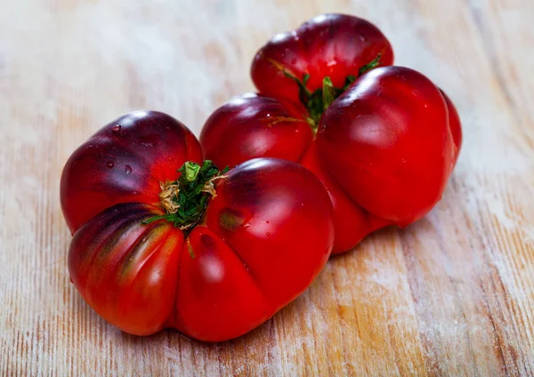 Frische Bio-Tomaten auf Holztisch — Stockfoto