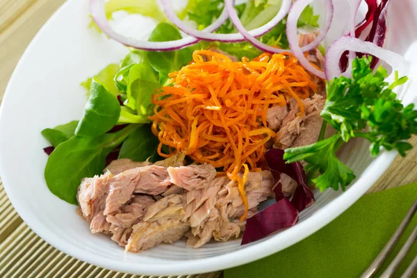 Salade van wortelen met tonijnconserven, ui — Stockfoto