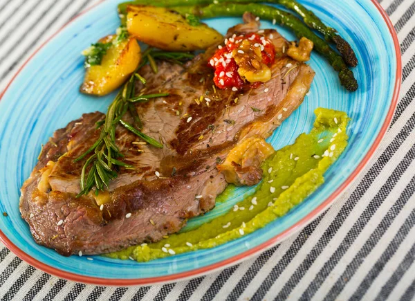 Ternera con verduras a la parrilla — Foto de Stock