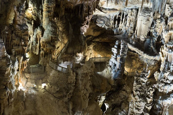 Imagem da caverna Grotte des Demoiselles iluminada por dentro — Fotografia de Stock