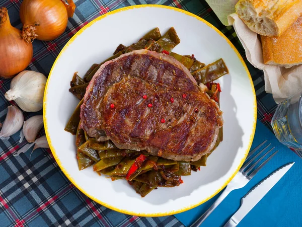 Grilled beef with stewed green beans and pepper — Stock Photo, Image