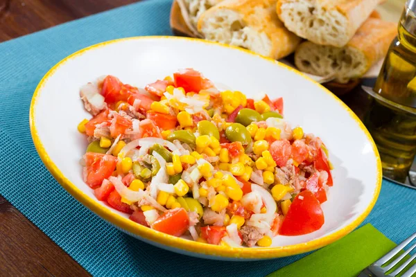 Appetizing salad with corn, olives and canned tuna — Stock Photo, Image