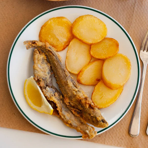 Kızarmış mavi mezgit balığı ve patates. — Stok fotoğraf