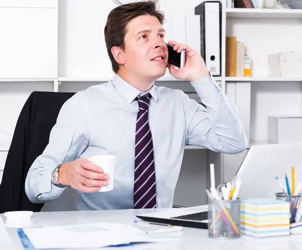 Businessman talking on phone — Stock Photo, Image