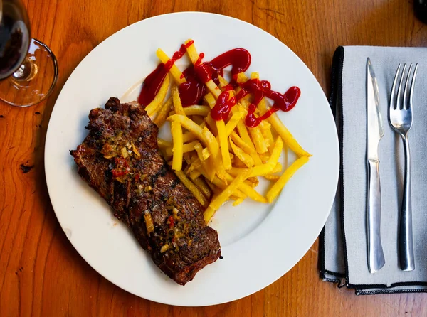 Spicy grilled veal with French fries and ketchup — Stock Photo, Image