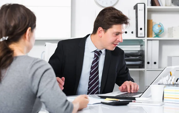 Male speaking with female — Stock Photo, Image