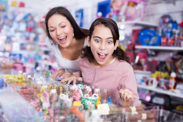 Annesi ve kızı lolipop seçmekten memnundu. — Stok fotoğraf