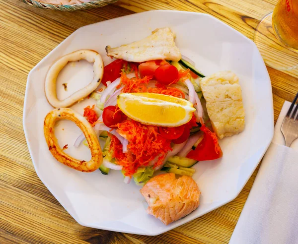Havssallad med grillad bläckfisk, lax och grönsaker — Stockfoto