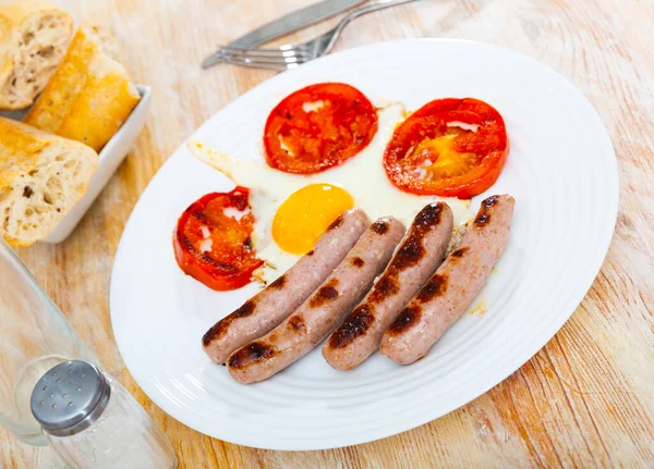 Café da manhã de ovos fritos com linguiça e tomates — Fotografia de Stock
