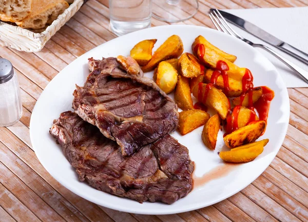 Baked beef fillet with potato wedges and ketchup — Stock Photo, Image