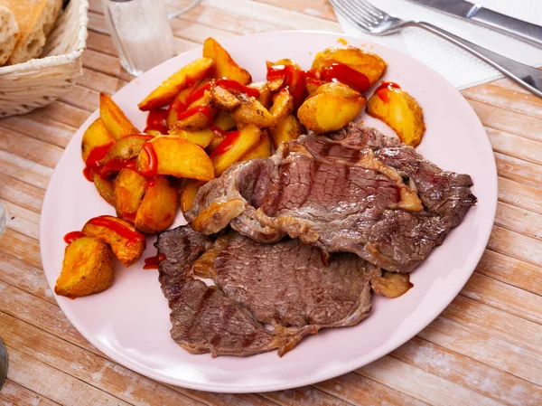 Beef chop with potatoes and sauce — Stock Photo, Image