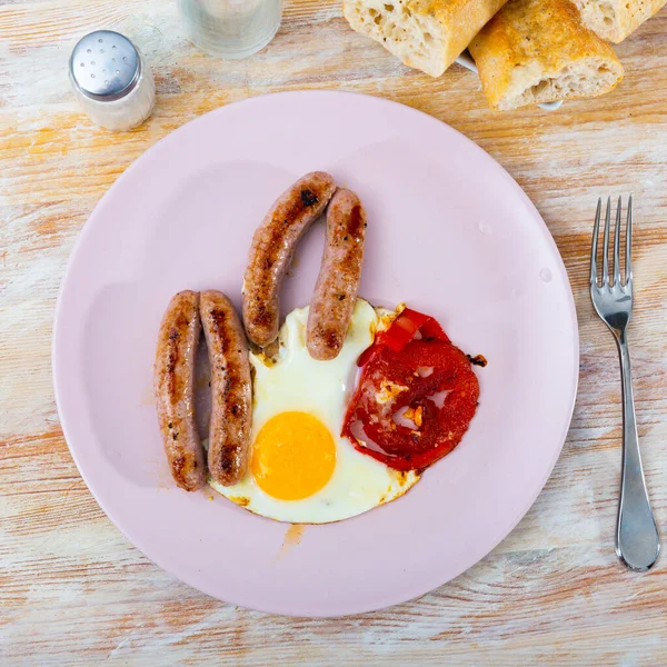 Huevos fritos con salchichas y tomates —  Fotos de Stock