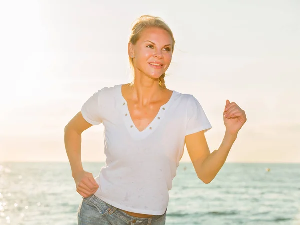 Kobieta w białym T-shirt jest jogging — Zdjęcie stockowe