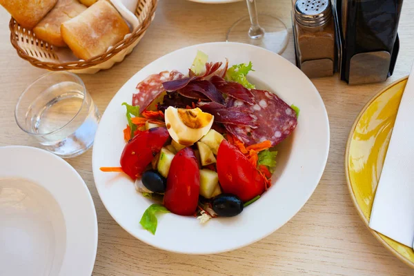 Porção de salada catalã popular com salsichas — Fotografia de Stock