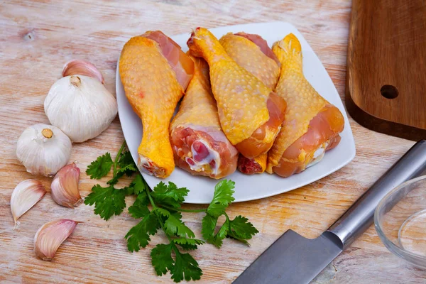 Syrové kuřecí kýty před vařením se zeleninou a česnekem — Stock fotografie