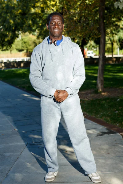 Atletický africký americký muž stojící před tréninkem v parku — Stock fotografie