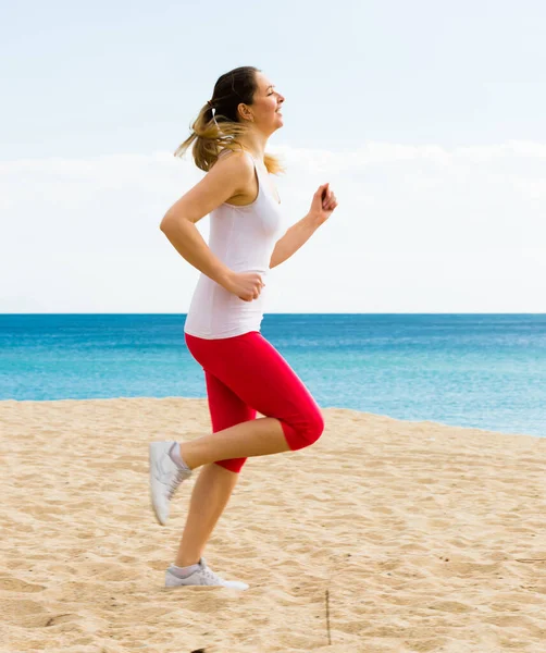 Mujer corriendo en la playa — Foto de Stock