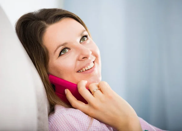 Femme utilisant le téléphone — Photo