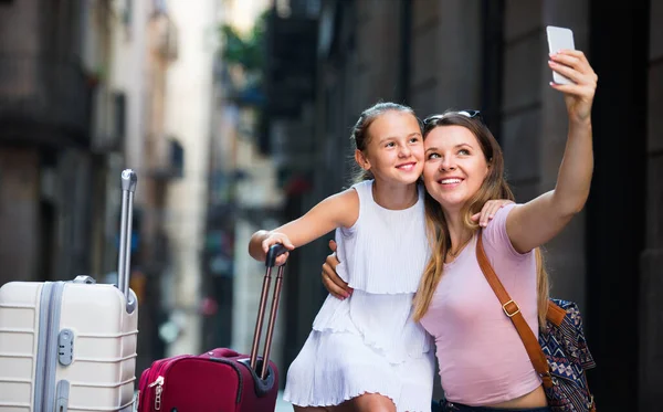 Mulher com filhinha viajando juntos, tirando selfie — Fotografia de Stock