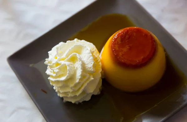 Caramel flan with whipped cream — Stock Photo, Image