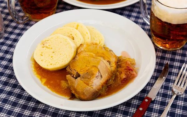 Tsjechische knoedels met zuurkool en varkensvlees — Stockfoto