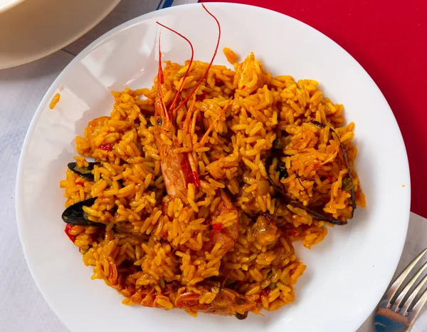 Prato de saborosa paella de frutos do mar com arroz, mexilhões e camarões — Fotografia de Stock