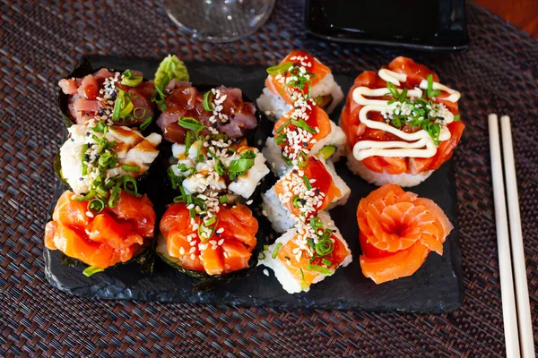 Surtido de sushi conjunto —  Fotos de Stock