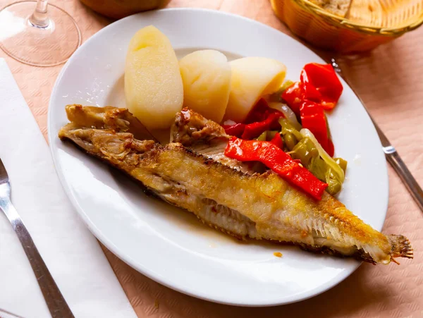 Lezzetli ızgara maragota balığı, haşlanmış sebze ve patates. — Stok fotoğraf