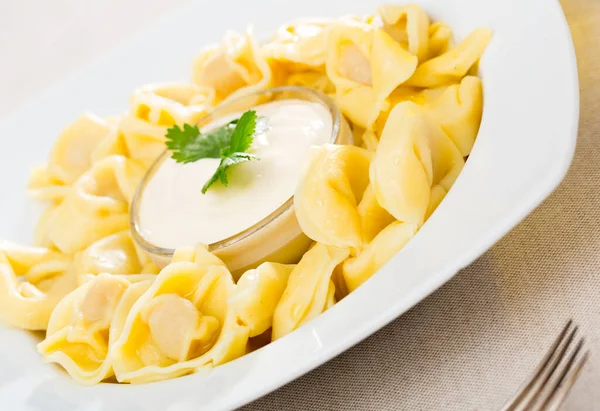 Ravioli met romige saus — Stockfoto