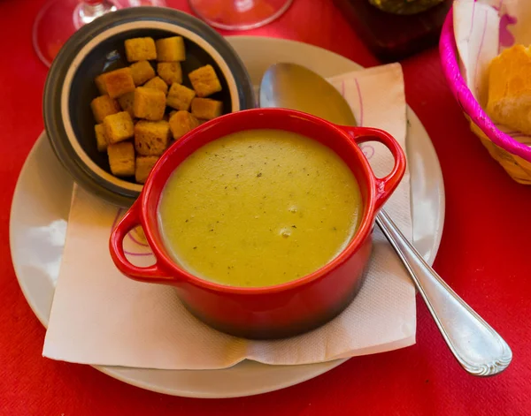 Zupa z kremem roślinnym z grzankami — Zdjęcie stockowe