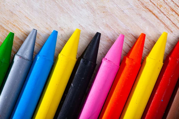 Ahşap yüzeyde çok renkli boya kalemleri. — Stok fotoğraf