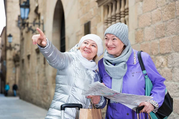 Старшие женщины путешествуют с картой города — стоковое фото