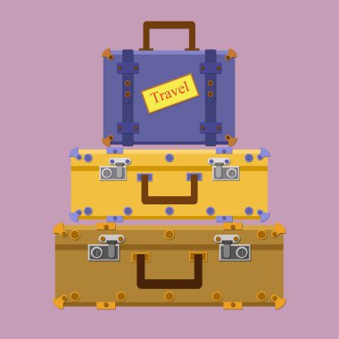 Izole bir arka plan üzerinde seyahat giysiler için üç erkek bavul