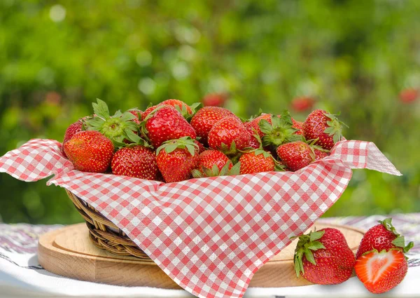 Fraises Dans Panier Sur Fond Bokeh — Photo