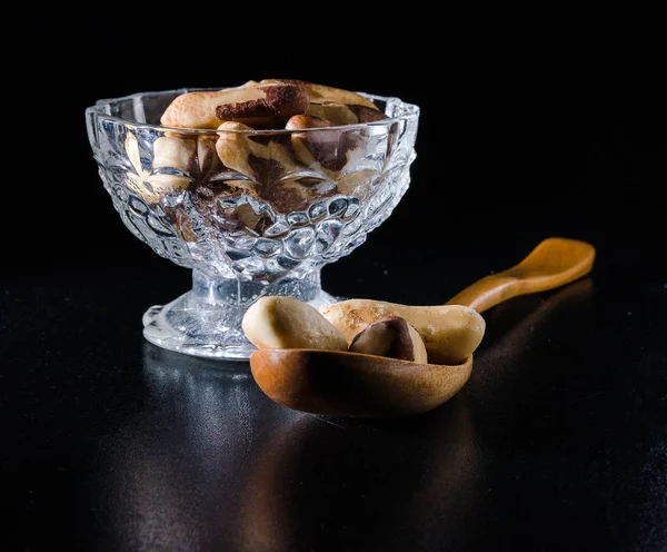 巴西坚果在 Darck 玻璃碗中的种子 — 图库照片