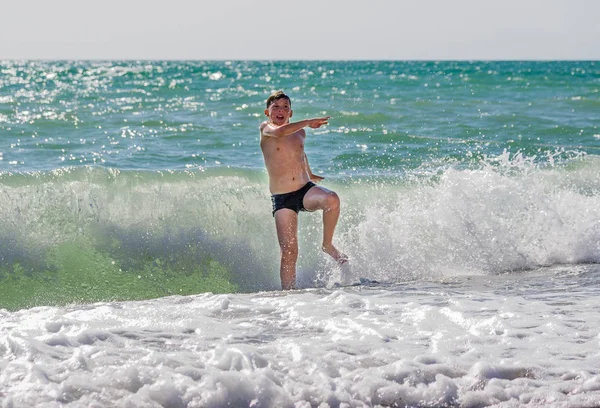 Tiener Loopt Golven — Stockfoto