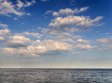 beyaz bulutlar deniz yukarıda mavi bahar gökyüzü karşı