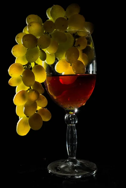 Glas Wein Mit Trauben Dunkeln — Stockfoto