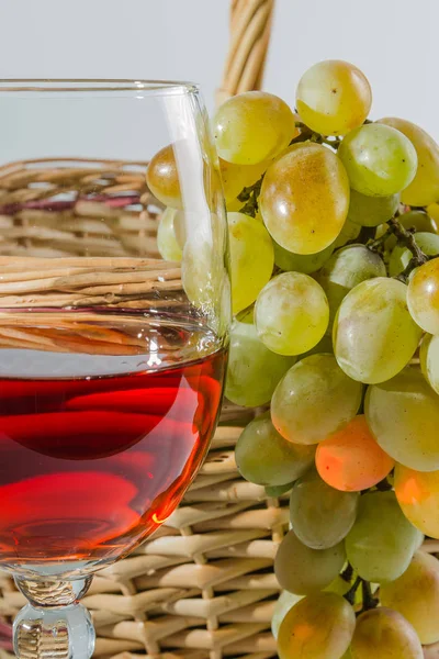 Glas Wijn Met Druivenmost Mand — Stockfoto