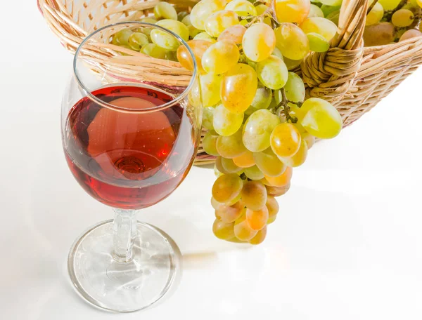 Вино Виноград Корзине Белом — стоковое фото