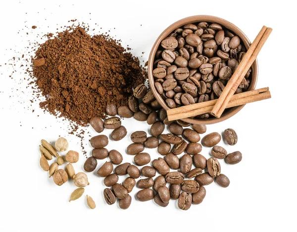咖啡豆和在白色背景香料的地面咖啡 — 图库照片
