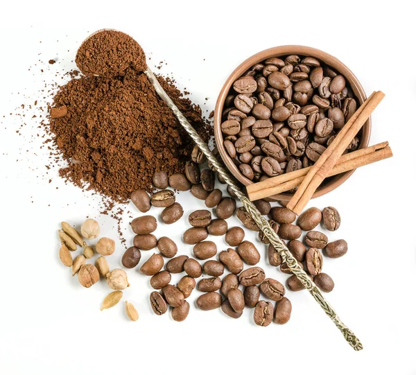 咖啡豆和地面咖啡用勺子和香料在白色背景下 — 图库照片