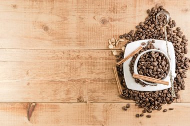 kahve çekirdekleri ile baharat ve ahşap masa Kupası