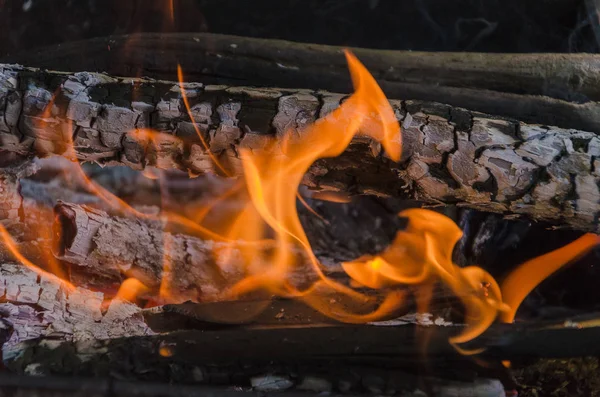 キャンプファイヤーの火で燃えている石炭 — ストック写真